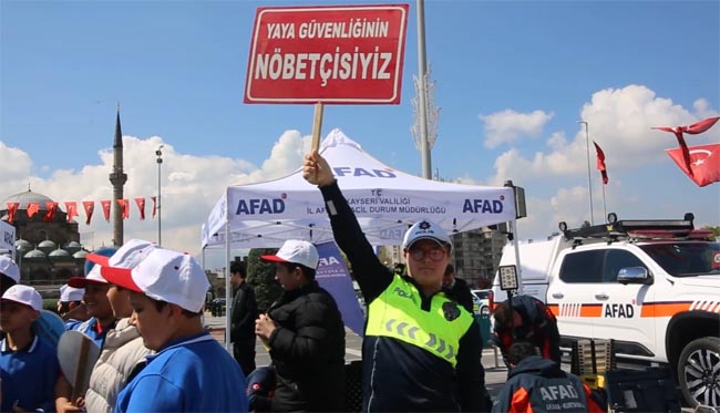 Kayseri’de Trafik Haftası Etkinliği Cumhuriyet Meydanı’nda Trafik Güvenliği İçin Farkındalık Oluşturuldu