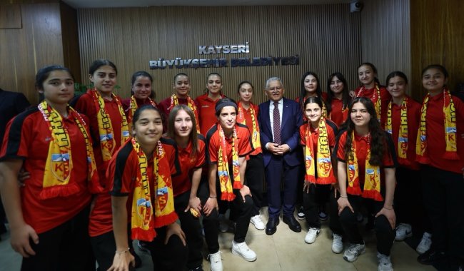 BAŞKAN BÜYÜKKILIÇ’TAN SÜPER LİG’E YÜKSELEN KADIN FUTBOL TAKIMINA TEBRİK
