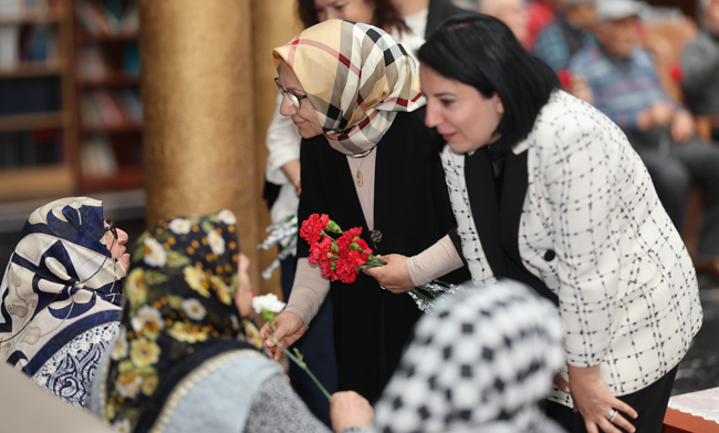 VALİ VE BAŞKANIN EŞLERİ NECMİYE BÜYÜKKILIÇ VE SÜMEYRA ÇİÇEK  ANNELER GÜNÜ’NDE KİMLERİ ZİYARET ETTİ NELER YAŞANDI?
