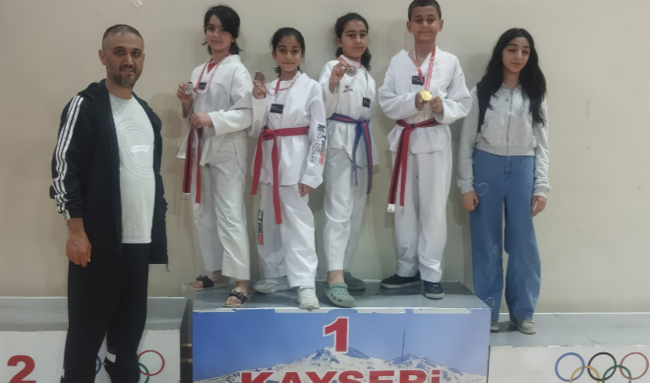 Kayseri Emniyet ERVA Spor Okulu'nun Minik Tekvandocularından Büyük Başarı