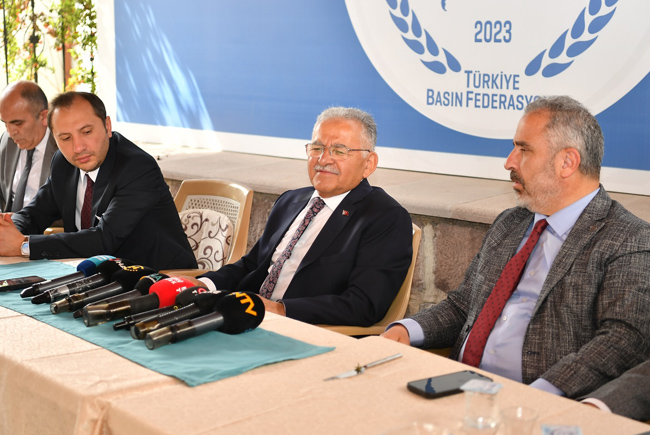 BAŞKAN BÜYÜKKILIÇ, ANKARA’DA GAZETECİLERLE BULUŞTU: KAYSERİ’NİN ALTIN ÇAĞINI ANLATTI
