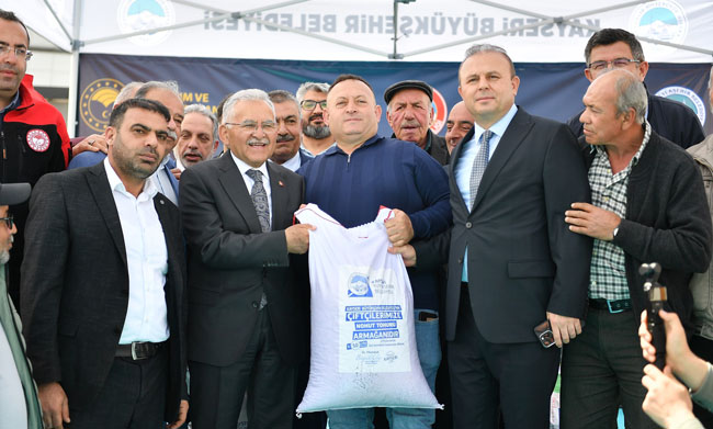 BÜYÜKKILIÇ: “ELLERİ EMEK KOKAN ÇİFTÇİLERİMİZE HİZMETKÂR OLMAYI EN BÜYÜK ONUR BİLİRİZ”