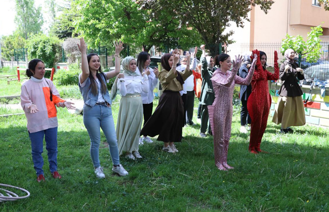 BÜYÜKŞEHİR İLE ÇOCUK BAKIM ELEMANI KURSİYERLERİ SAHADA DENEYİM KAZANIYOR