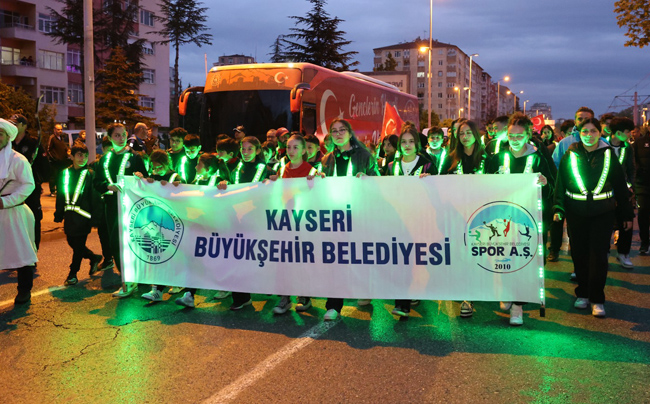 19 MAYIS’IN MEŞALESİ KAYSERİ’DE BİNLERLE YÜRÜDÜ