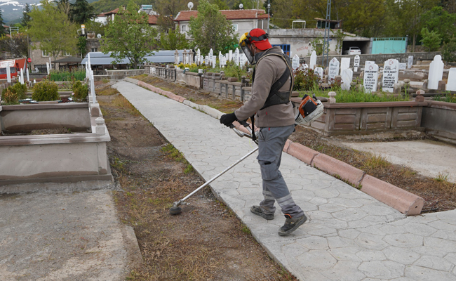 MELİKGAZİ'DE MEZARLIKLAR BAYRAM ZİYARETİNE HAZIR HALE GETİRİLİYOR