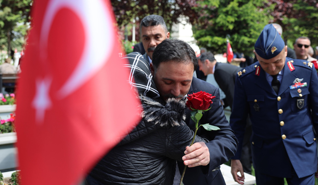 Vali Gökmen Çiçek’ten Şehitlik Ziyareti Şehit Aileleri ile Kucaklaştı Bayramlaştı