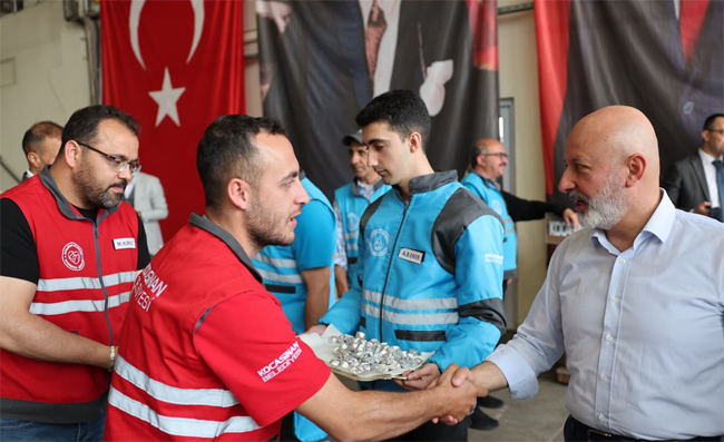 BAŞKAN ÇOLAKBAYRAKDAR, BAYRAM MESAİSİNDEKİ PERSONELLE BAYRAMLAŞTI