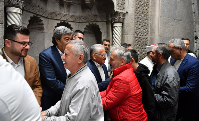 BAŞKAN BÜYÜKKILIÇ, BAYRAM SABAHINDA VATANDAŞLARLA BAYRAMLAŞTI