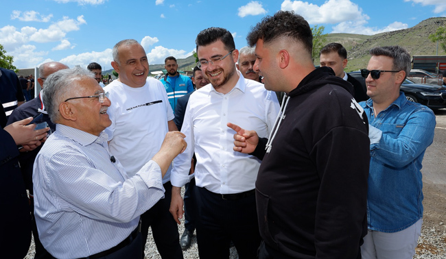 BAŞKAN BÜYÜKKILIÇ, ERKİLET KURBAN PAZARI’NDA SIKI PAZARLIĞA KATILDI