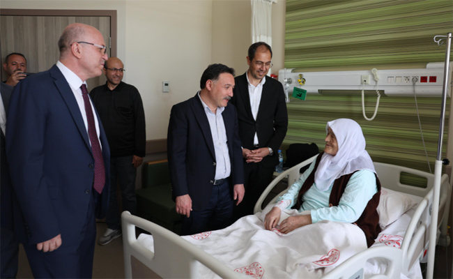 Vali Gökmen Çiçek’ten Hastanede Bayram Ziyareti