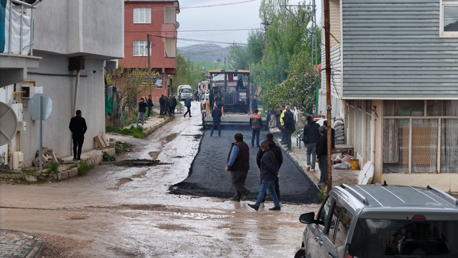 BÜYÜKŞEHİR’DEN SARIZ’DAKİ 1,3 KİLOMETRELİK ANA ARTERDE YOL YAPIM VE SICAK ASFALT ÇALIŞMASI