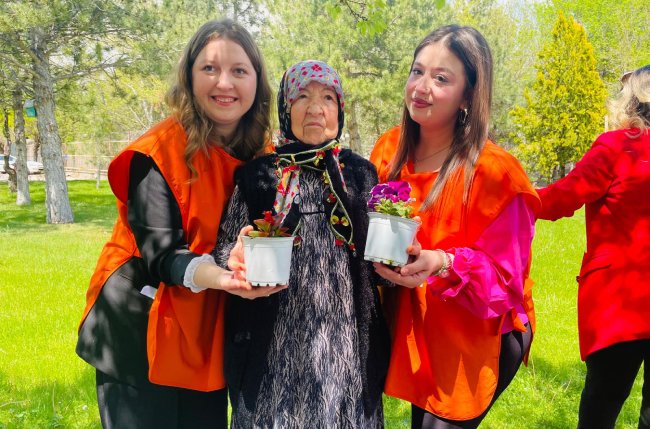 BÜYÜKŞEHİR’İN HUZUR EVİ’NDE ULU ÇINARLARA GENÇLERDEN ANLAMLI BAYRAM ZİYARETİ