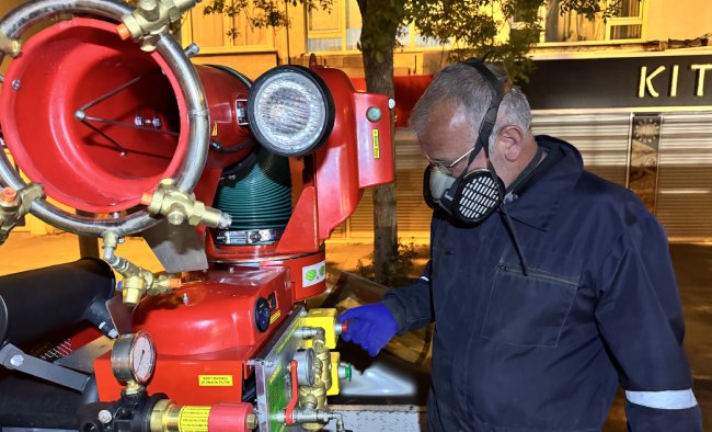 BÜYÜKŞEHİR’DEN GECE MESAİSİ: KENT GENELİNDE İLAÇLAMA ÇALIŞMALARI ARALIKSIZ SÜRÜYOR