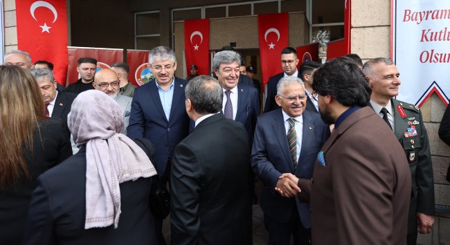 BAŞKAN BÜYÜKKILIÇ, ŞEHRİN DÖRT BİR YANINDA BAYRAM SEVİNCİNİ KAYSERİLİLERLE BİRLİKTE YAŞADI