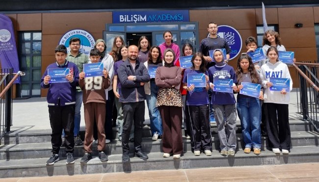 BAŞKAN BÜYÜKKILIÇ'IN VİZYON PROJESİ BİLİŞİM AKADEMİSİ’NDE BİR EĞİTİM DÖNEMİ DAHA BAŞARIYLA TAMAMLANDI