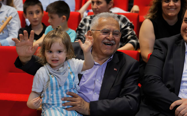 BÜYÜKŞEHİR KONSERVATUVARI’NDA MEZUNİYET COŞKUSU: BAŞKAN BÜYÜKKILIÇ, MİNİK SANATÇILARLA BULUŞTU