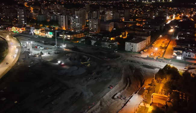 BAŞKAN BÜYÜKKILIÇ’IN VİZYON PROJESİNDE GECE MESAİSİ: KARTAL KATLI KAVŞAĞI’NDA ÇALIŞMALAR ARALIKSIZ SÜRÜYOR