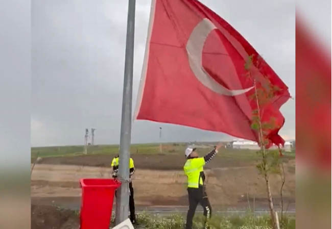 Kayseri Emniyeti Harekete Geçti! Yıpranan Türk Bayrağı Yenisiyle Değiştirildi