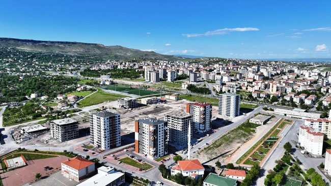 ERKİLET ERTUĞRULGAZİ'DE 30 BİN METREKARELİK YENİ YAŞAM ALANI YÜKSELİYOR