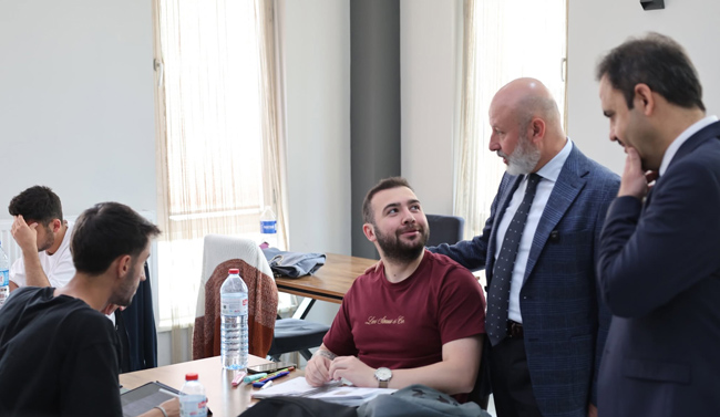 KAYSERİLİ GENÇLER SINAN KÜTÜPHANELERİNDE GELECEĞE HAZIRLANIYOR