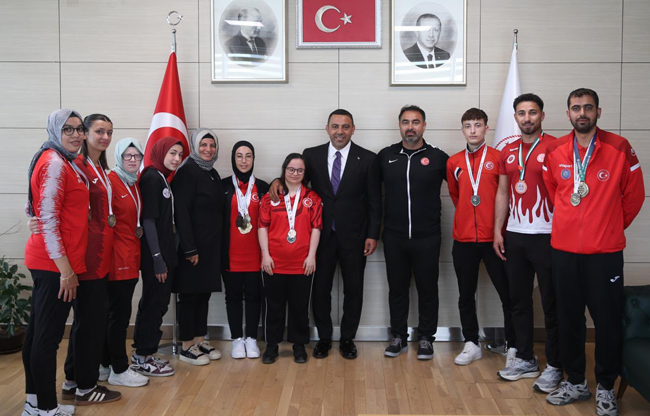 Hamza Yerlikaya, şampiyonları kutladı