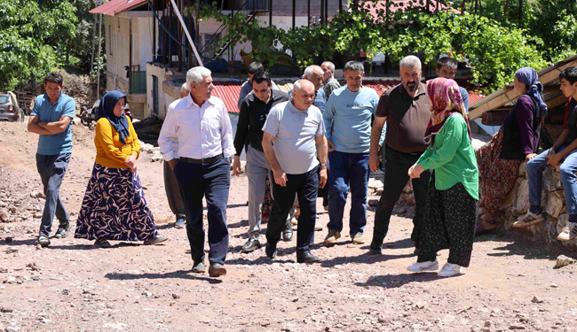 BAŞKAN ESAT ÖZTÜRK, SELDEN ETKİLENEN MAHALLELERDE İNCELEMELERDE BULUNDU