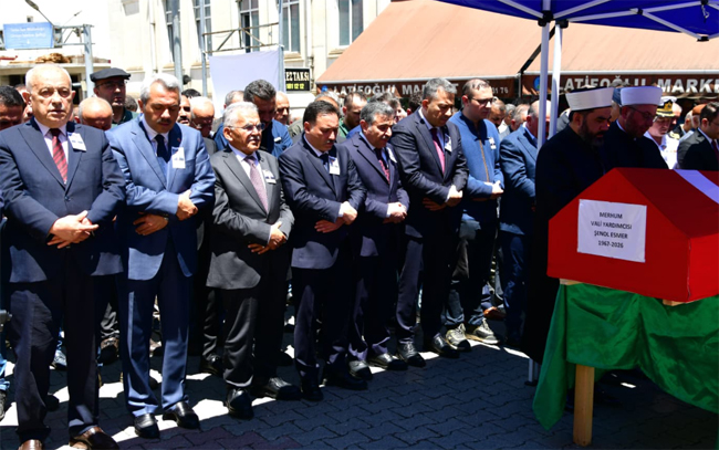 KAYSERİ VALİ YARDIMCISI ŞENOL ESMER SON YOLCULUĞUNA UĞURLANDI Tonya’da Gözyaşlarıyla Defnedildi