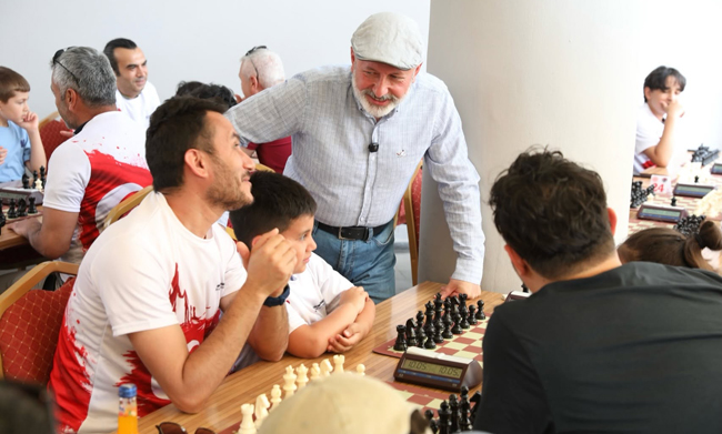 KOCASİNAN’DA AİLE BAĞLARINI GÜÇLENDİREN SATRANÇ TURNUVASI