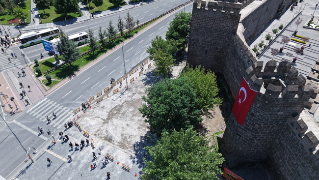 BAŞKAN BÜYÜKKILIÇ’TAN CUMHURİYET MEYDANI’NDA TARİHİ DOKUNUŞ: YENİLEME ÇALIŞMALARI GECE GÜNDÜZ SÜRÜYOR