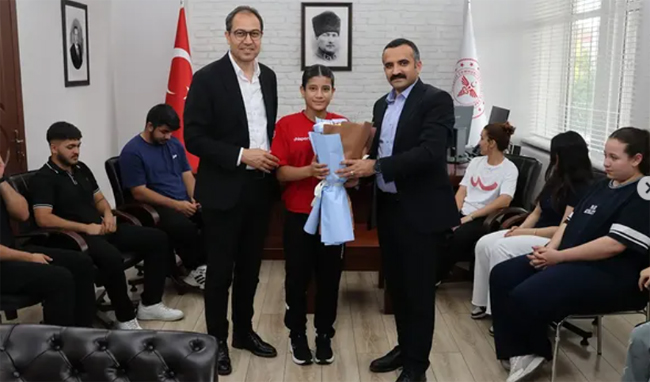 Dünya Şampiyonu Ayşegül Açık ve Sağlık ERVA Sporcularından Dr. Mehmet Erşan’a Ziyaret