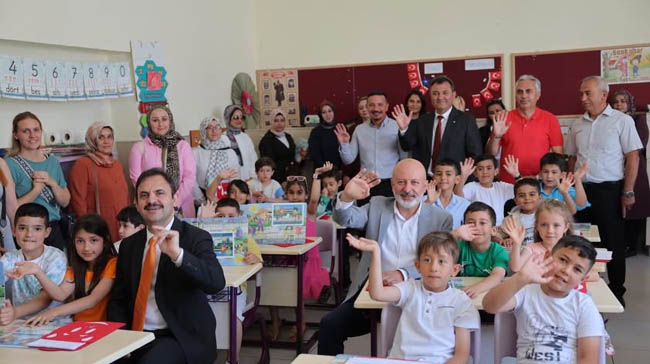 BAŞKAN ÇOLAKBAYRAKDAR, KARNE SEVİNCİ YAŞAYAN ÖĞRENCİLERİ TEBRİK ETTİ