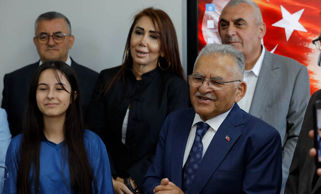 BAŞKAN BÜYÜKKILIÇ ÖĞRENCİLERİN KARNE SEVİNCİNE ORTAK OLDU: 