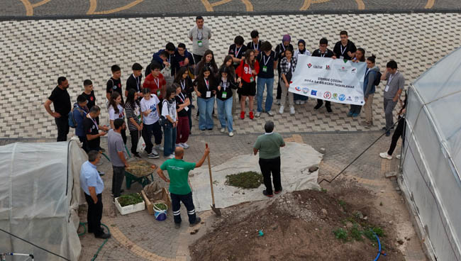 BÜYÜKŞEHİR’İN DOĞAL ÜRÜNLER BAHÇESİ’NE ANLAMLI ZİYARET: TÜBİTAK 4004 PROJESİYLE GELECEĞİN ÇEVRECİLERİ YETİŞİYOR