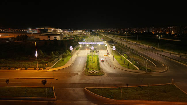 BÜYÜKŞEHİR’DEN KAYSERİ HAVALİMANI YOLUNDA AYDINLATMA SİSTEMLERİNE ESTETİK DOKUNUŞ