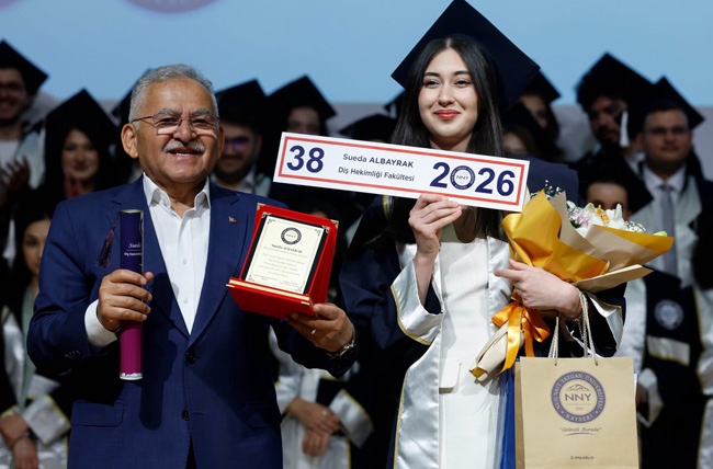 BAŞKAN BÜYÜKKILIÇ, ÇİÇEĞİ BURNUNDA DİŞ HEKİMLERİNİN DİPLOMA HEYECANINA ORTAK OLDU