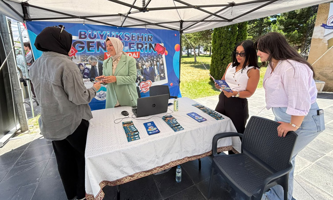 BÜYÜKŞEHİR, ERÜ MEZUN BULUŞMASI ETKİNLİĞİNDE STANT AÇTI