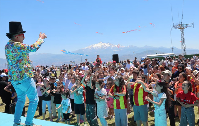 KOCASİNAN’DA GÖKYÜZÜ RENKLENDİ, ON BİNLERCE VATANDAŞ ŞENLİKTE BULUŞTU