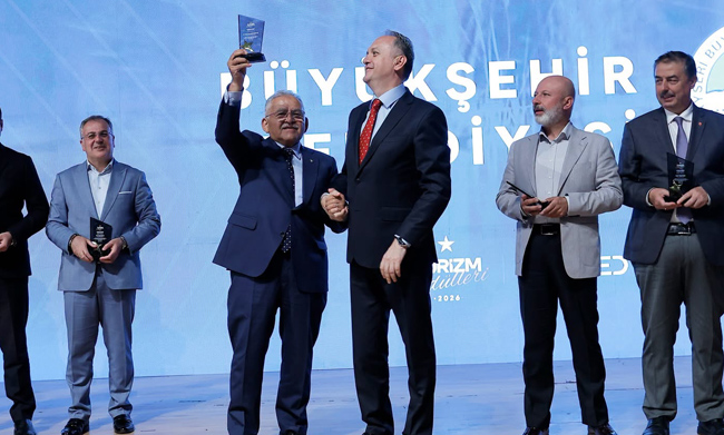 BAŞKAN BÜYÜKKILIÇ’A TURİZMDE ÜÇ ANLAMLI ÖDÜL BİRDEN