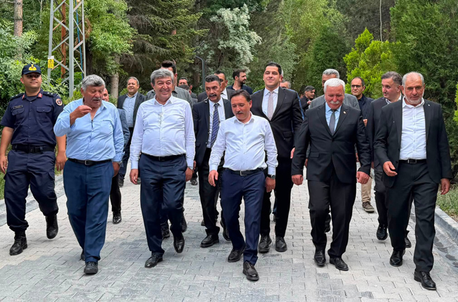 Dursun Ataş ve Vali Gökmen Çiçek'ten Pınarbaşı Mesaisi İlçedeki Yatırımlar ve Devam Eden Projeler Yerinde İncelendi