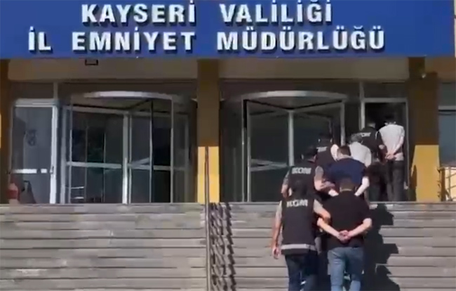 KAYSERİ POLİSİNDEN KAÇAKÇILIK OPERASYONU: 250 BİN MAKARON VE 20 BİN PAKET KAÇAK SİGARA ELE GEÇİRİLDİ