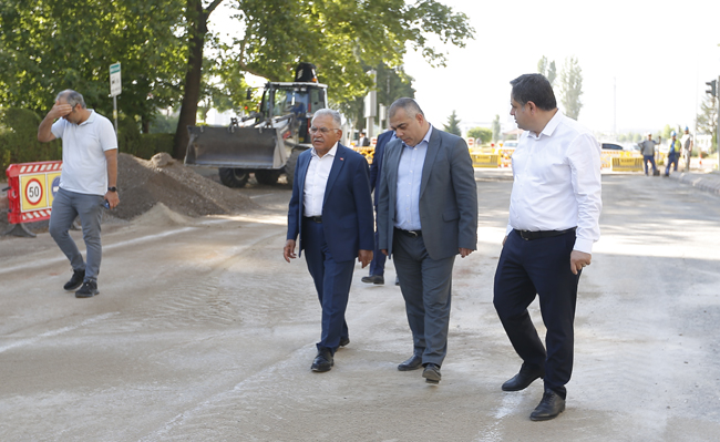 BAŞKAN BÜYÜKKILIÇ, GÜNE SAHADA BAŞLADI: ALTYAPI VE ÜSTYAPI EŞ ZAMANLI YENİLENİYOR