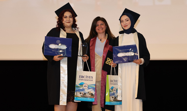 ERÜ Mimarlık Fakültesi’nde Mezuniyet Sevinci