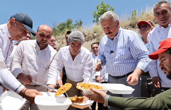 648. MİMAR SİNAN’I ANMA VE EVLİYALAR GÜNÜ PİLAV ETKİNLİĞİ GÖNÜLLERİ BİR ARAYA GETİRDİ