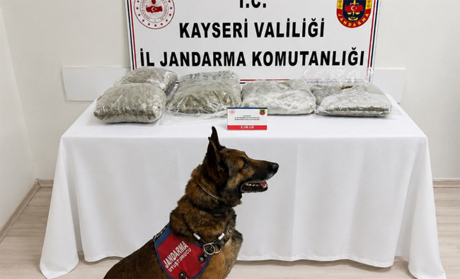 Kayseri'de Jandarmadan Uyuşturucu Operasyonu! Araçta 5 Kilo Esrar Ele Geçirildi