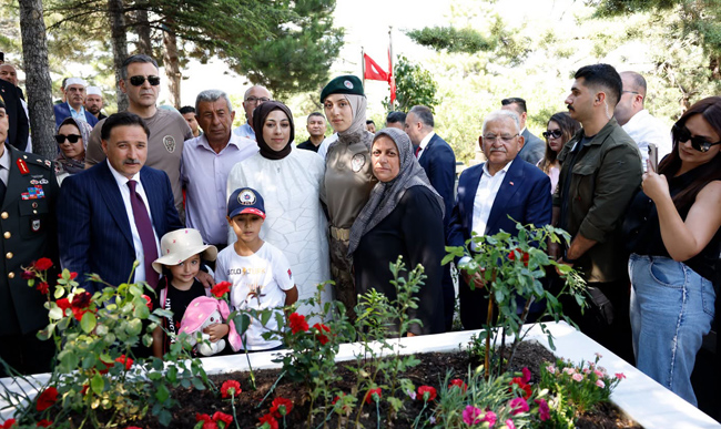 VALİ ÇİÇEK VE BAŞKAN BÜYÜKKILIÇ, 15 TEMMUZ ŞEHİTLERİ DOĞANAY VE YİĞİT’İ KABRİ BAŞINDA ANDI