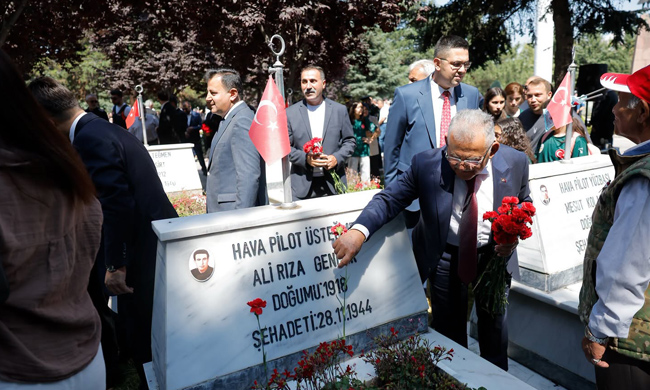 BAŞKAN BÜYÜKKILIÇ, 15 TEMMUZ’UN 10. YILINDA ŞEHİTLERİ KABİRLERİ BAŞINDA ANDI