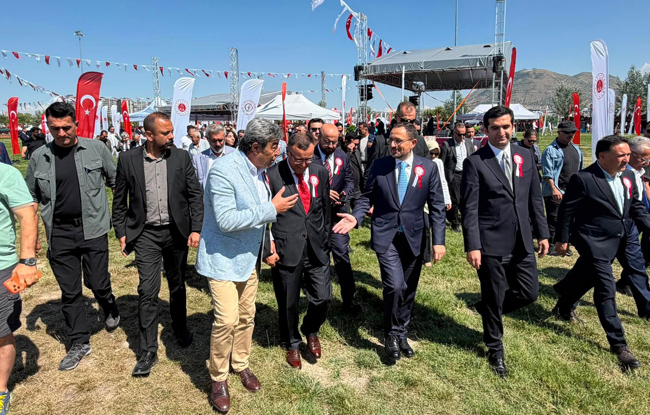 Dursun Ataş, İşyurtları Ürün ve El Sanatları Fuarı'nın Açılışına Katıldı