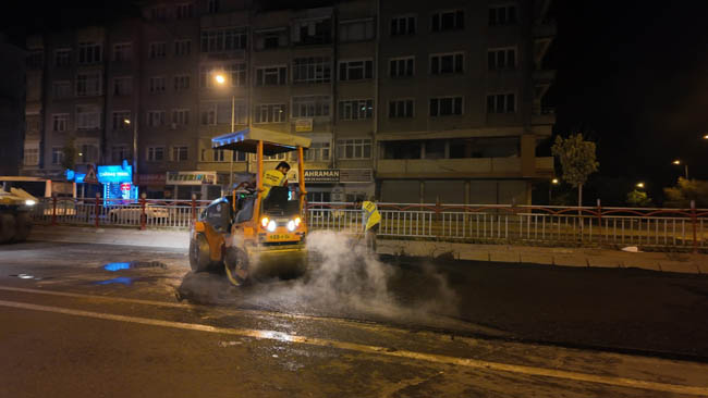 BÜYÜKŞEHİR’DEN YOĞUNBURÇ ALT GEÇİDİ’NDE GECE YARISI SICAK ASFALT MESAİSİ