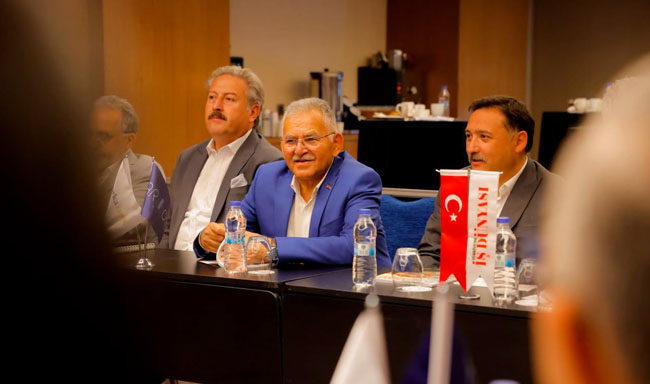BAŞKAN BÜYÜKKILIÇ, EKONOMİYE YÖN VERENLER ZİRVESİ'NDE İŞ DÜNYASIYLA BULUŞTU