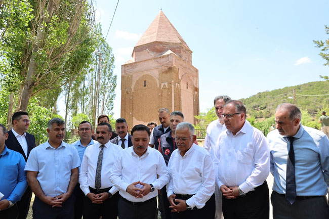 Melikgazi Türbesi Tarihine Yakışır Hale Getiriliyor! Gökmen Çiçek ve Memduh Büyükkılıç Projeyi Yerinde İnceledi
